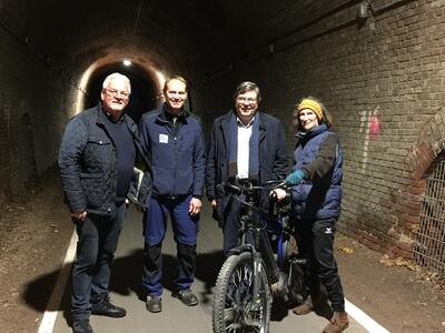 Stadt Korbach installiert Beleuchtung im Tunnel des Ederseebahn-Radweges