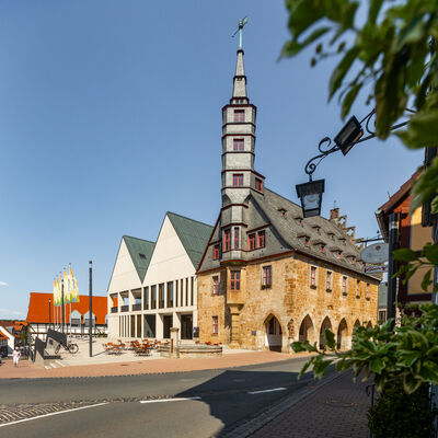 Bild vergrößern: Rathaus Ansicht mit historischem Rathaus