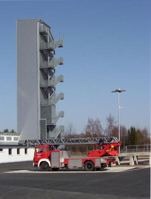 Bild vergrößern: Turm der Feuerwehr mit Drehleiter im Vordergrund