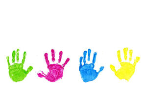 Bild vergrößern: Das Bild zeigt vier Handabdrücke von Kinderhänden.
