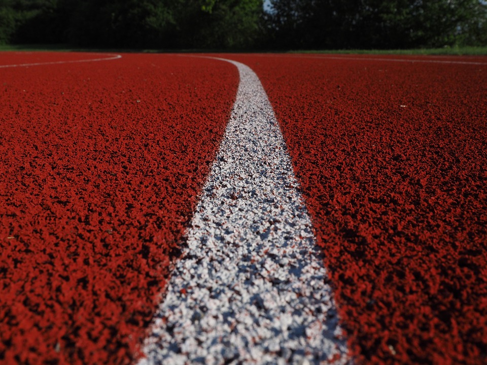 Das Bild zeigt eine Laufbahn im Stadion