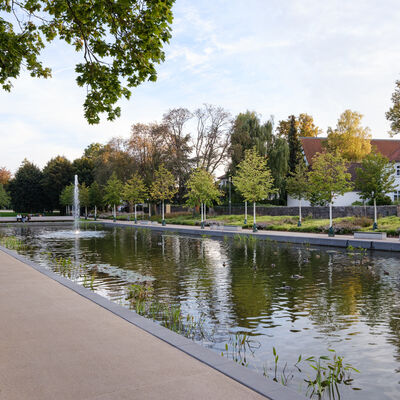 Bild vergrößern: Das Bild zeigt den Teich im Korbacher Stadtpark