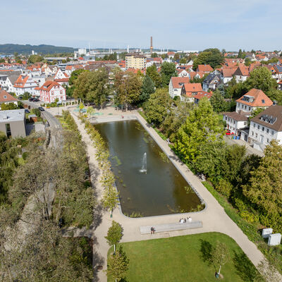 Bild vergrößern: Das Bild zeigt den Stadtpark mit Teich von oben