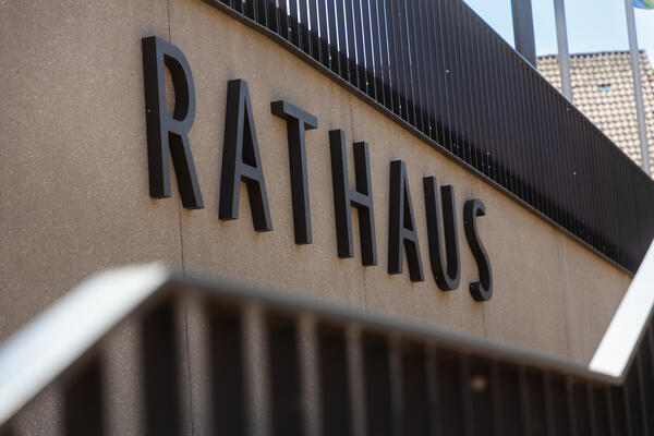 Bild vergrößern: Rathaus Schriftzug