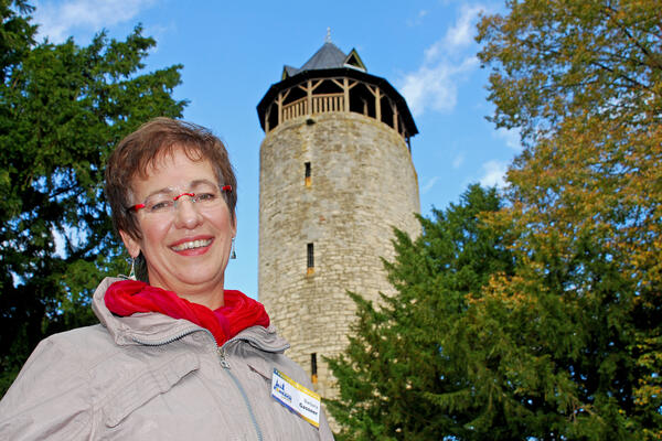 Bild vergrößern: Eine Frau steht vor dem Tylenturm.